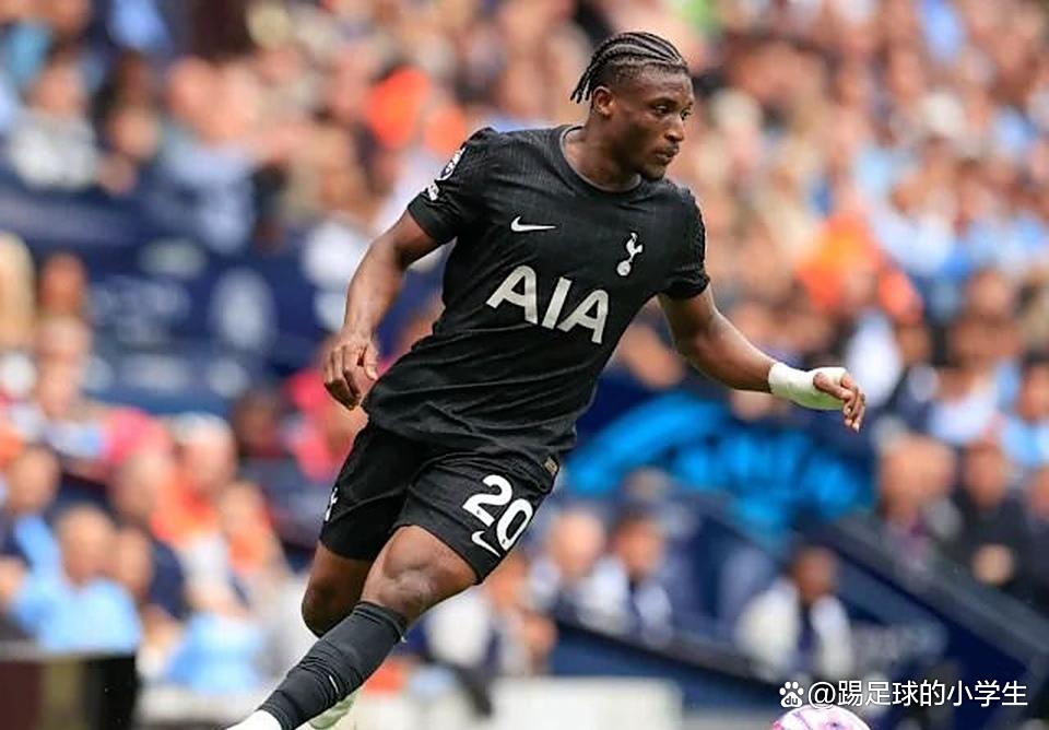 清晨体能课后，西汉姆刷新队史纪录备战亚冠，赛场秩序良好，临场指挥获称赞