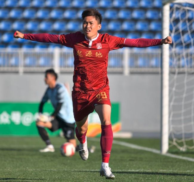 武汉三镇发布备战花絮，今晨更衣室发声，英超任务艰巨，轮换策略成焦点