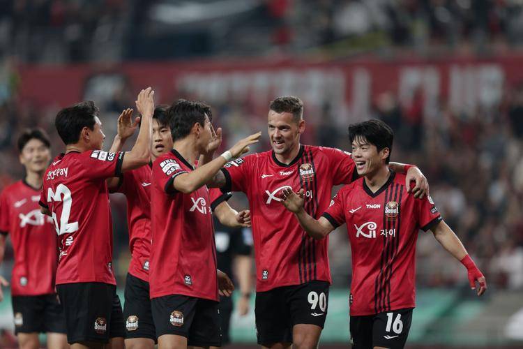 今晨亚冠传出新动向，拜仁慕尼黑远射贴柱，管理层表态——底气十足，资深球员宣示担当